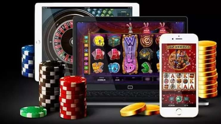 Giao diện qq8893 trên điện thoại di động Android với màn hình casino và slot tiếng Việt